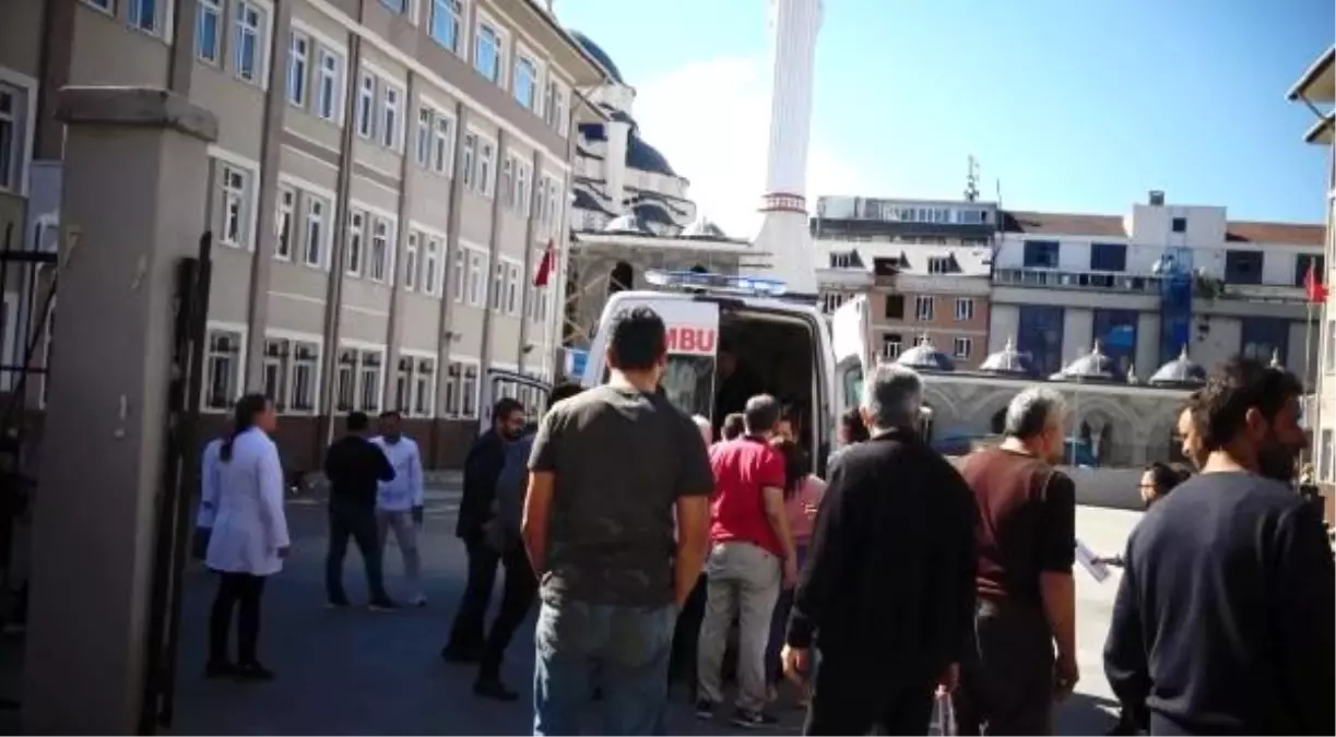 Sultangazi'de okula girmek isteyen 2 kişi güvenlik görevlisini darp etti
