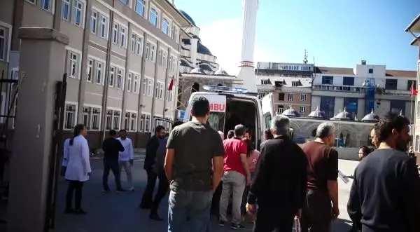 Sultangazi'de okula girmek isteyen 2 kişi güvenlik görevlisini darp etti