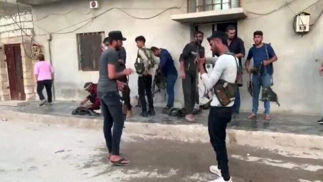 Suriye'de YPG'li teröristlerin sivil kıyafet oyunu kameraya yansıdı