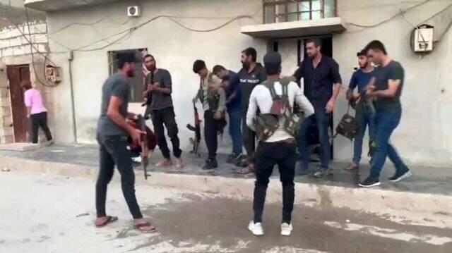 Suriye'de YPG'li teröristlerin sivil kıyafet oyunu kameraya yansıdı