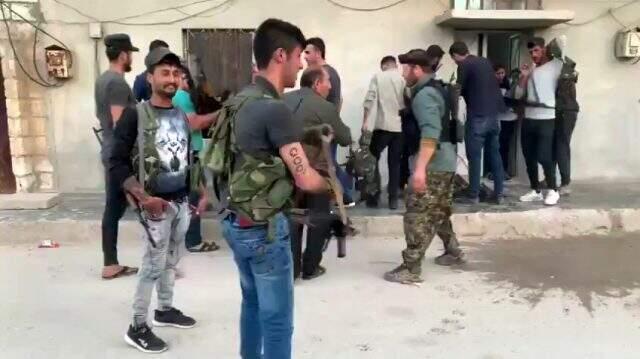 Suriye'de YPG'li teröristlerin sivil kıyafet oyunu kameraya yansıdı