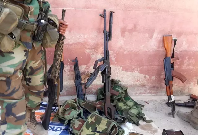Tel Abyad'da köşeye sıkışan teröristler silahlarını bırakıp kaçtı