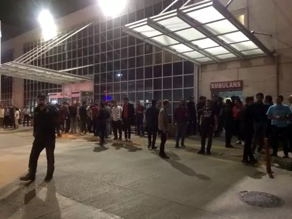 Tokat'ta hastane bahçesinde silahlı kavga: 1 ölü, 3 yaralı Tokat'ta hastane bahçesinde silahlı kavga: 1 ölü, 3 yaralı