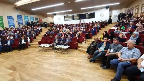 Uzmanlar 'eğitim ve değerler sempozyumu'nda buluştu Uzmanlar 'eğitim ve değerler sempozyumu'nda buluştu