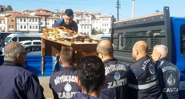 Zabıta operasyonunda tezgahını cami bahçesine sakladı