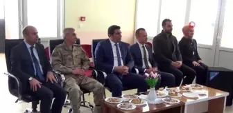 Ahmet Kaya: Ağrı'da yürekleri ısıtan görüntüler...Albay öğrencilere sarılıp şarkı söyledi Ahmet Kaya: Ağrı'da yürekleri ısıtan görüntüler...Albay öğrencilere sarılıp şarkı söyledi