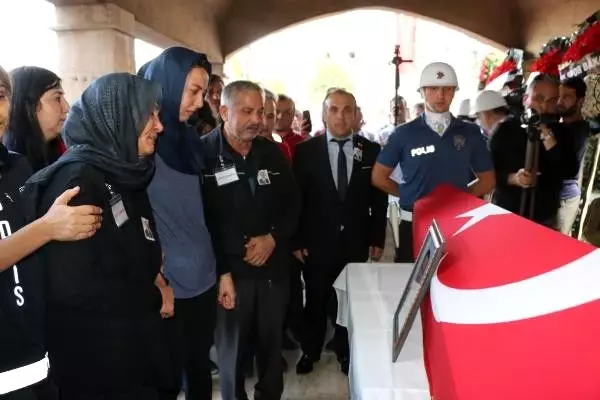 Akçakale'de şehit olan memur, son yolculuğa uğurlandı