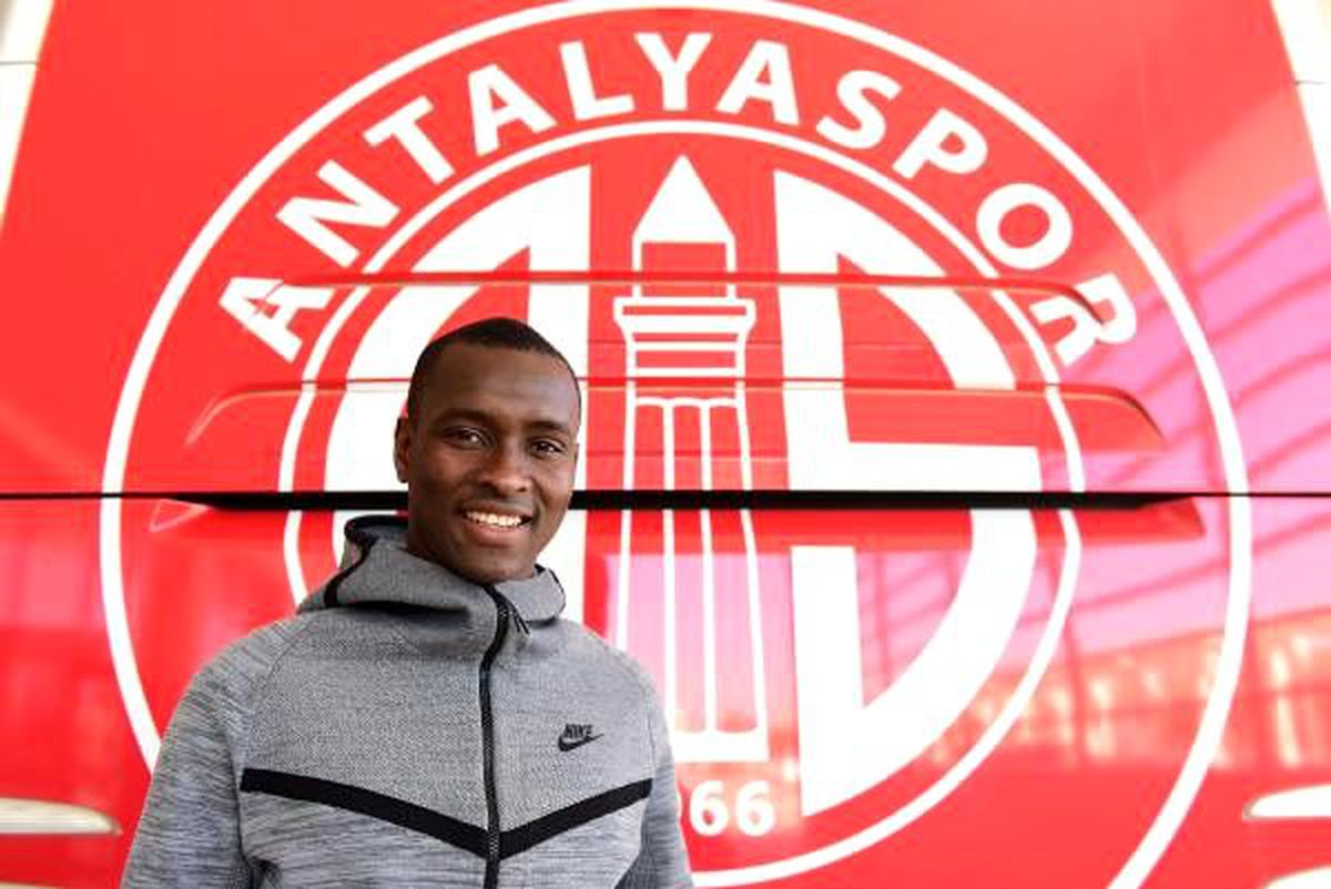 Antalyaspor'un futbolcusu drole'un ayağı kırıldı