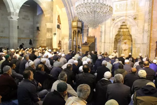 Barış Pınarı'na katılan Mehmetçik için Fetih Suresi okundu Barış Pınarı'na katılan Mehmetçik için Fetih Suresi okundu
