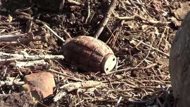 Çanakkale'de bulunan el bombası fünye ile patlatıldı Çanakkale'de bulunan el bombası fünye ile patlatıldı
