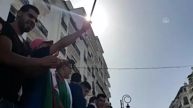 Cezayir'de 'Buteflika rejimi temsilcileri' protesto edildi Cezayir'de 'Buteflika rejimi temsilcileri' protesto edildi