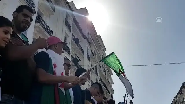 Cezayir'de 'Buteflika rejimi temsilcileri' protesto edildi Cezayir'de 'Buteflika rejimi temsilcileri' protesto edildi