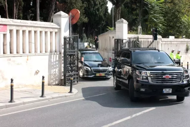 Cumhurbaşkanı Erdoğan'a cuma namazı çıkışında yoğun ilgi Cumhurbaşkanı Erdoğan'a cuma namazı çıkışında yoğun ilgi