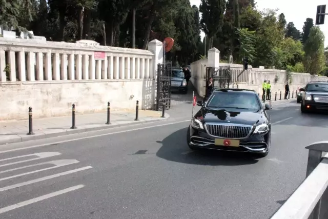 Cumhurbaşkanı Erdoğan'a cuma namazı çıkışında yoğun ilgi Cumhurbaşkanı Erdoğan'a cuma namazı çıkışında yoğun ilgi