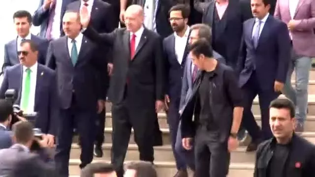 Cumhurbaşkanı Erdoğan'a cuma namazı çıkışında yoğun ilgi Cumhurbaşkanı Erdoğan'a cuma namazı çıkışında yoğun ilgi