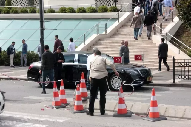 Cumhurbaşkanı Erdoğan'a cuma namazı çıkışında yoğun ilgi Cumhurbaşkanı Erdoğan'a cuma namazı çıkışında yoğun ilgi