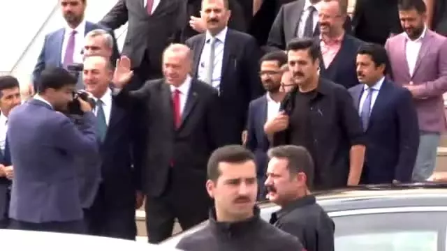 Cumhurbaşkanı Erdoğan'a cuma namazı çıkışında yoğun ilgi Cumhurbaşkanı Erdoğan'a cuma namazı çıkışında yoğun ilgi