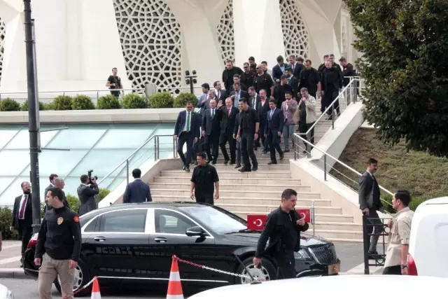 Cumhurbaşkanı Erdoğan'a cuma namazı çıkışında yoğun ilgi Cumhurbaşkanı Erdoğan'a cuma namazı çıkışında yoğun ilgi