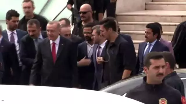 Cumhurbaşkanı Erdoğan'a cuma namazı çıkışında yoğun ilgi Cumhurbaşkanı Erdoğan'a cuma namazı çıkışında yoğun ilgi