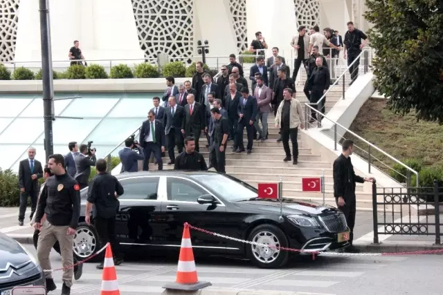 Cumhurbaşkanı Erdoğan'a cuma namazı çıkışında yoğun ilgi Cumhurbaşkanı Erdoğan'a cuma namazı çıkışında yoğun ilgi