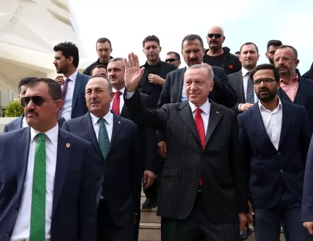 Cumhurbaşkanı Erdoğan'a cuma namazı çıkışında yoğun ilgi Cumhurbaşkanı Erdoğan'a cuma namazı çıkışında yoğun ilgi