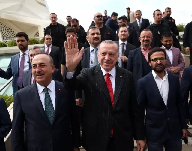 Cumhurbaşkanı Erdoğan'a cuma namazı çıkışında yoğun ilgi Cumhurbaşkanı Erdoğan'a cuma namazı çıkışında yoğun ilgi