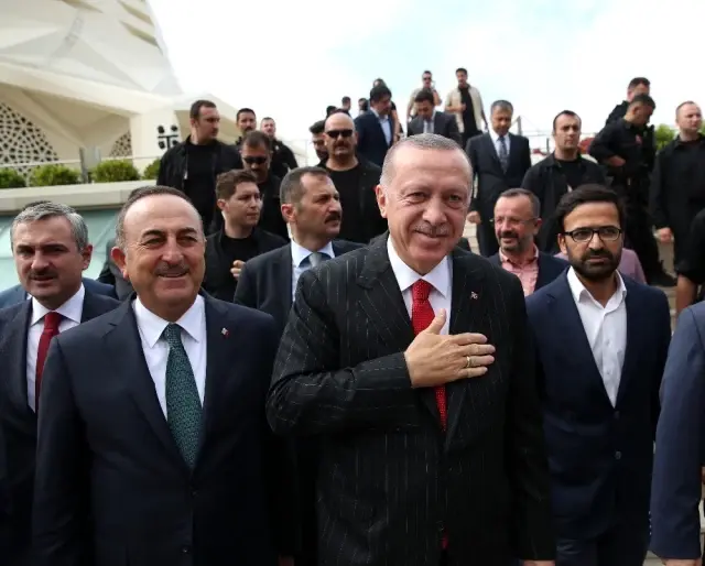 Cumhurbaşkanı Erdoğan'a cuma namazı çıkışında yoğun ilgi Cumhurbaşkanı Erdoğan'a cuma namazı çıkışında yoğun ilgi