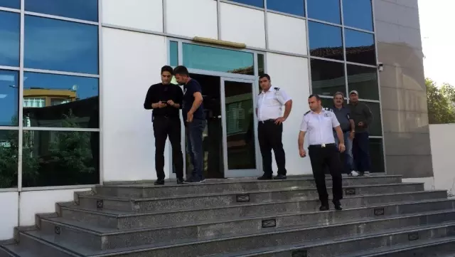 Edremit Belediyesi'nde kurşun sesleri korkuya neden oldu Edremit Belediyesi'nde kurşun sesleri korkuya neden oldu