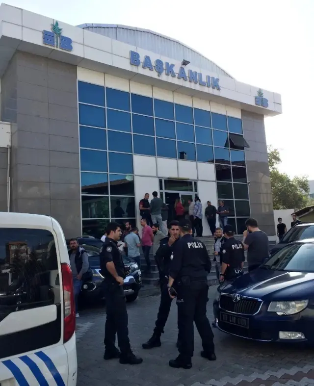 Edremit Belediyesi'nde kurşun sesleri korkuya neden oldu Edremit Belediyesi'nde kurşun sesleri korkuya neden oldu