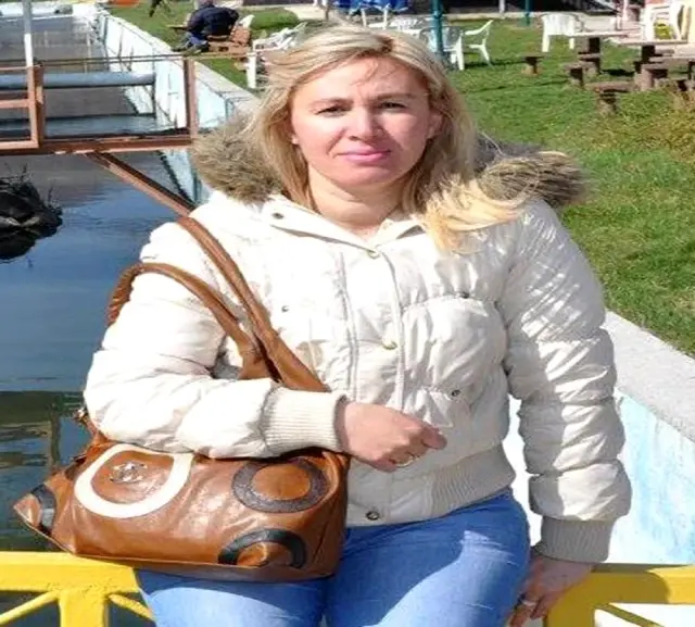 Eşine sokak ortasında satırla saldıran şahsa linç girişimi Eşine sokak ortasında satırla saldıran şahsa linç girişimi