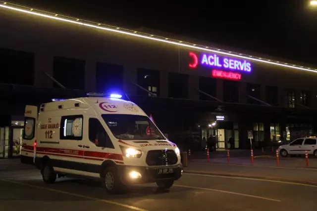 Eşine sokak ortasında satırla saldıran şahsa linç girişimi Eşine sokak ortasında satırla saldıran şahsa linç girişimi