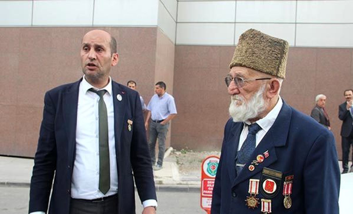 Gazi ve ailesi, maganda dehşeti yaşadı: Otoparkta arabalarına demirli levhayla saldırdılar