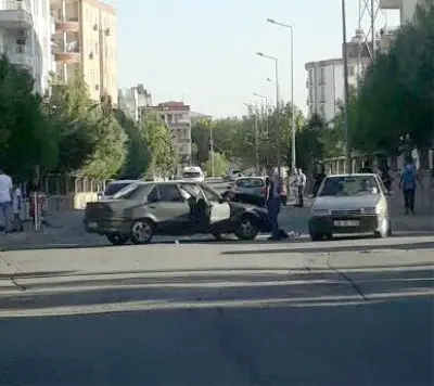 İki otomobil çarpıştı: 5 yaralı İki otomobil çarpıştı: 5 yaralı