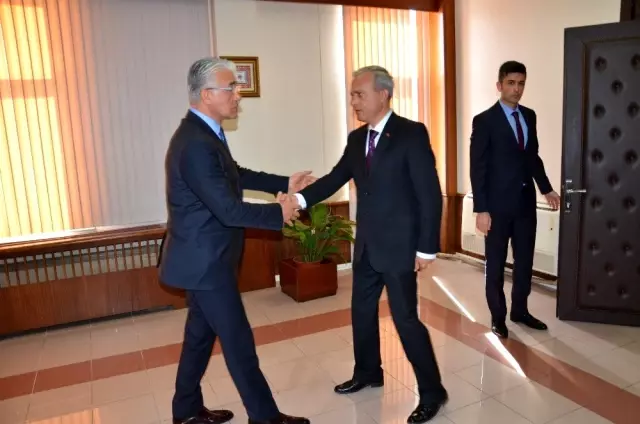 İntiharı önleyen polisleri Emniyet Müdürü Ekici, tebrik etti