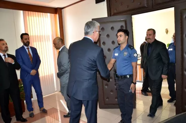 İntiharı önleyen polisleri Emniyet Müdürü Ekici, tebrik etti