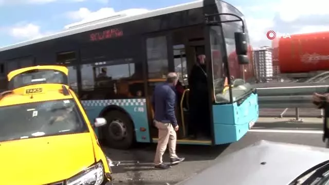 Kağıthane'de 2 araç kaza yaptı trafik durma notasına geldi