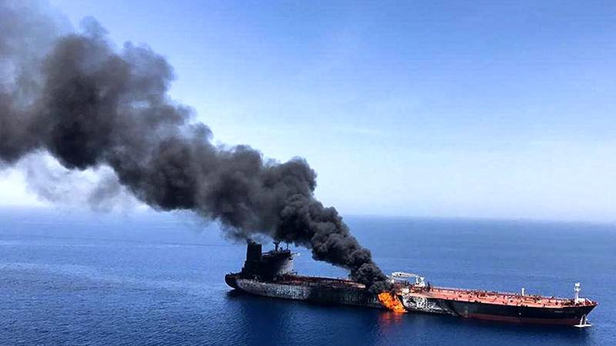 İran'a ait Kızıldeniz'de bulunan tanker, roketle vuruldu