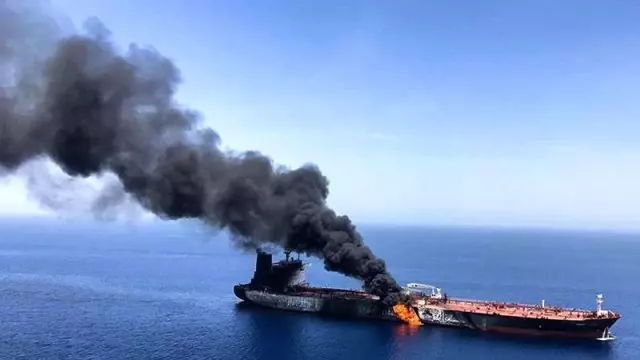 İran'a ait Kızıldeniz'de bulunan tanker, roketle vuruldu