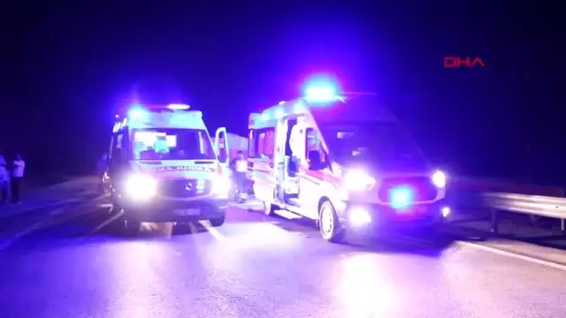 Manisa sucuk yüklü minibüs, tır'a arkadan çarptı 4 yaralı Manisa sucuk yüklü minibüs, tır'a arkadan çarptı 4 yaralı