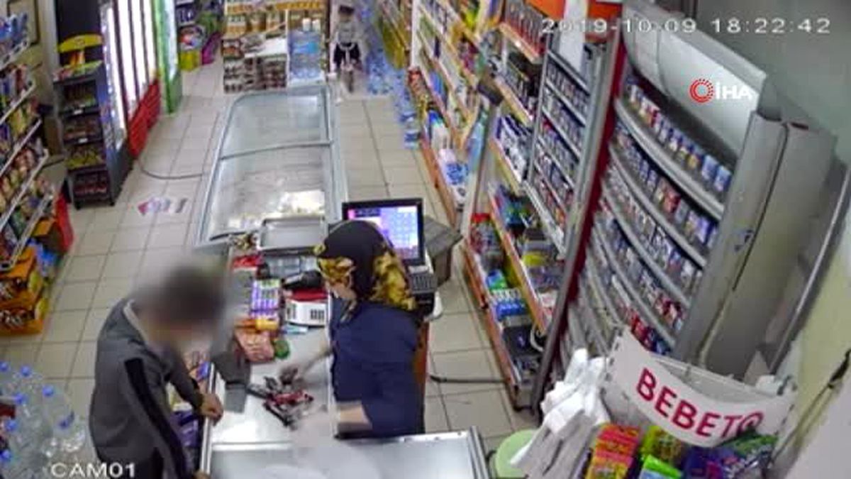 Marketten çikolata ve sigara çalan çocuk hırsız kamerada