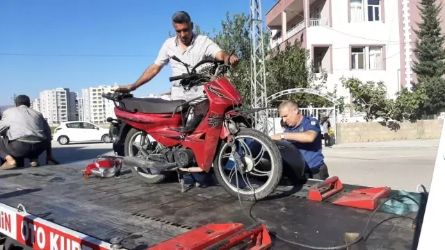 Minibüs ile motosiklet çarpıştı: 1 yaralı Minibüs ile motosiklet çarpıştı: 1 yaralı