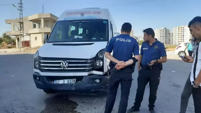 Minibüs ile motosiklet çarpıştı: 1 yaralı Minibüs ile motosiklet çarpıştı: 1 yaralı