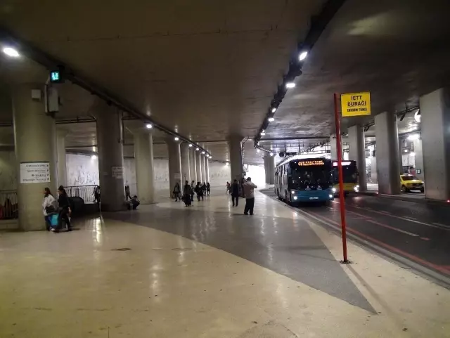 (Özel) Dilenci kadın yeni kıyafetlerini çıkardı eskilerini giydi, o anlar böyle görüntülendi (Özel) Dilenci kadın yeni kıyafetlerini çıkardı eskilerini giydi, o anlar böyle görüntülendi