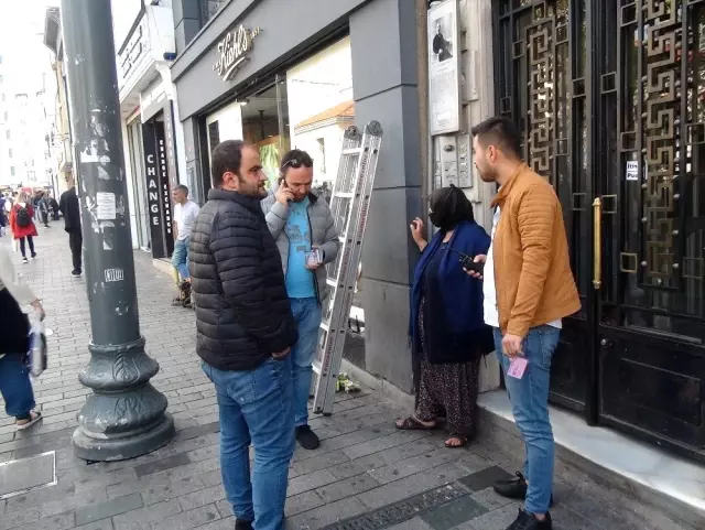 (Özel) Dilenci kadın yeni kıyafetlerini çıkardı eskilerini giydi, o anlar böyle görüntülendi (Özel) Dilenci kadın yeni kıyafetlerini çıkardı eskilerini giydi, o anlar böyle görüntülendi