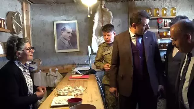Protokolün sofrasına dadanan keçi ilginç görüntüler oluşturdu Protokolün sofrasına dadanan keçi ilginç görüntüler oluşturdu