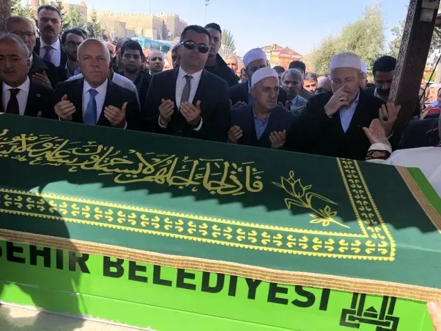 Solmaz ve Arifoğlu son yolculuğa uğurlandı Solmaz ve Arifoğlu son yolculuğa uğurlandı