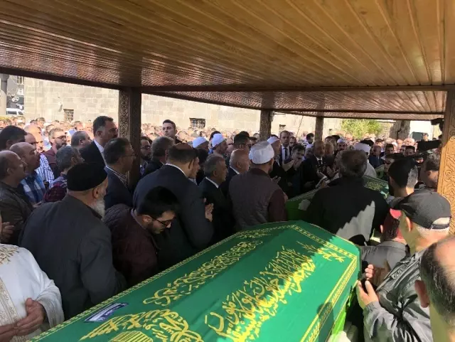 Solmaz ve Arifoğlu son yolculuğa uğurlandı Solmaz ve Arifoğlu son yolculuğa uğurlandı