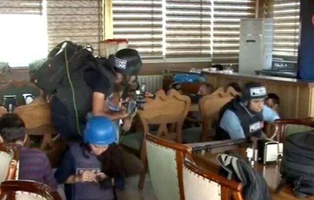 Son Dakika! Canlı yayında gazetecilerin olduğu restorana ateş açıldı: 2 gazeteci yaralandı