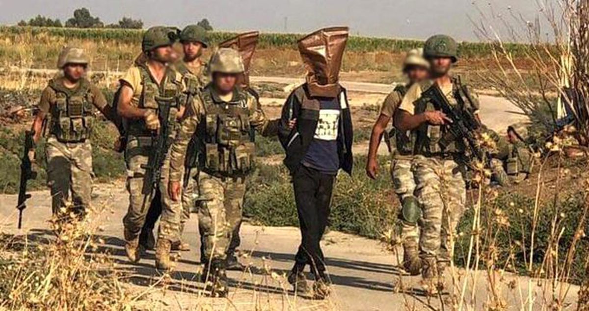 Suriye'de yakalanan teröristlerin başına çuval geçirildi