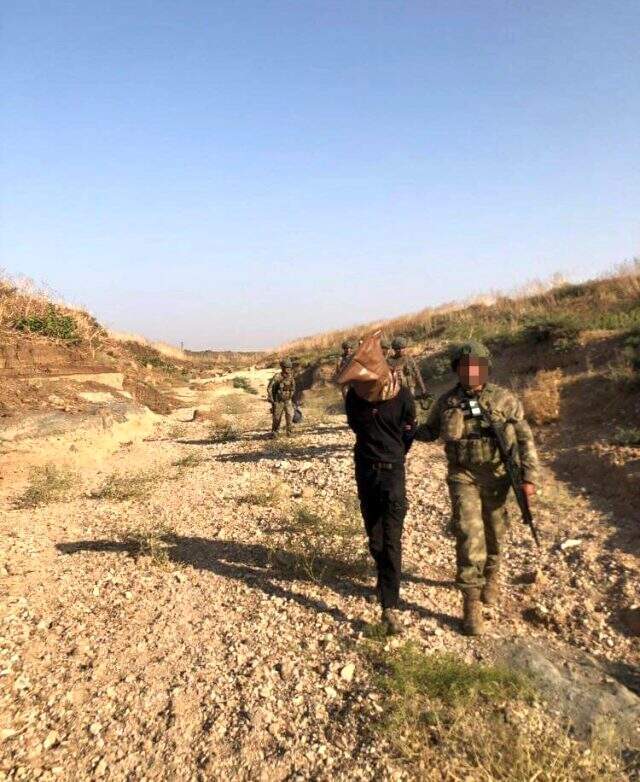Suriye'de yakalanan teröristlerin başına çuval geçirildi